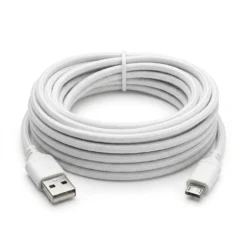 Бял плетен Micro-USB кабел FipTec с дължина 5 метра за захранване на охранителни камери, навит върху чист бял фон. Осигурява надеждна връзка и непрекъснато спокойствие за вашата домашна сигурност.