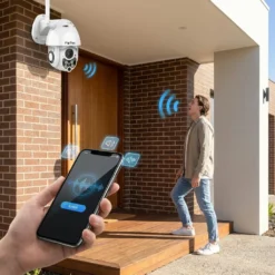 Външна Wi-Fi камера FipTec LO12 Pro, монтирана до входна врата, демонстрираща функцията за двустранно аудио чрез смартфон за лесна комуникация и интелигентна охрана за Вашето пълно спокойствие.
