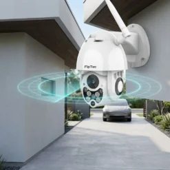 Външна Wi-Fi камера FipTec LO12 Pro, монтирана на ъгъла на модерна къща, показваща интелигентна зона на покритие над паркиран автомобил за дискретна защита и сигурност на Вашия дом и имущество.