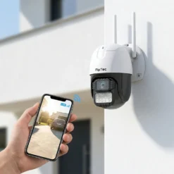 Външна WiFi камера FipTec LO22 Pro, монтирана на бяла стена, предава картина в реално време към смартфон за лесен контрол и сигурна защита на вашия дом и автомобил.