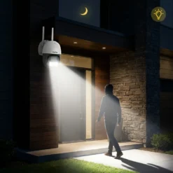 Външна WiFi камера FipTec LO22 Pro със задействан прожектор през нощта при входа на къща, осигуряваща детайлно видеонаблюдение и надеждна защита за вашето семейство и пълно спокойствие.