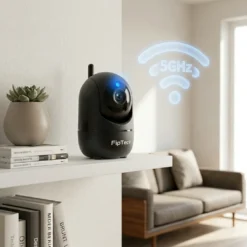 Черна 5GHz WiFi камера FipTec LV06B върху бяла етажерка в хол с икона за бърза връзка, осигуряваща надеждна защита и дискретна сигурност за спокойствието във Вашия дом.