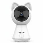 Бяла смарт камера FipTec с ушички на котка, разположена на чисто бял фон. Тази безжична камера е перфектна за бебефон в детската стая, осигурявайки сигурност и спокойствие за вашето семейство.