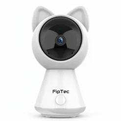 Бяла смарт камера FipTec с ушички на котка, разположена на чисто бял фон. Тази безжична камера е перфектна за бебефон в детската стая, осигурявайки сигурност и спокойствие за вашето семейство.