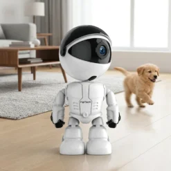 Бяла смарт камера FipTec във формата на робот стои в модерна холна стая, докато малко златисто кученце тича към нея. Продуктът осигурява дискретна охрана и безгрижно наблюдение за вашето семейство и любимци.
