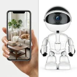 Ръка държи смартфон с мобилно приложение, показващо видео от хола, до бяла смарт камера робот FipTec. Осигурете си надеждна охрана и спокойствие чрез лесен контрол през телефона.