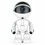 Бяла смарт камера FipTec с уникален дизайн на робот, разположена на изчистен фон. Идеална за охрана на детската стая и лесен контрол през телефона за вашето пълно спокойствие.