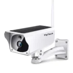 Бяла безжична соларна камера FipTec с вграден соларен панел на чист бял фон, осигуряваща енергийна независимост, надеждна защита и пълно спокойствие за вашия дом.