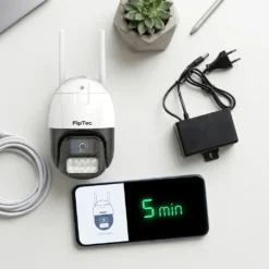 WiFi камера FipTec на бюро до смартфон, показващ бърза инсталация за 5 минути, осигуряваща дискретна сигурност и лесен контрол за вашето пълно спокойствие у дома.