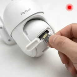 Ръка, която лесно поставя MicroSD карта в безжична камера FipTec за съхранение на записите, осигурявайки ви дискретна сигурност и пълно спокойствие за дома без сложни системи.