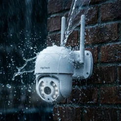 Бяла водоустойчива WiFi камера FipTec, монтирана на тухлена стена под обилна струя вода, осигуряваща надеждна защита и пълно спокойствие за вашия дом при всякакви климатични условия.