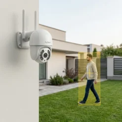 Външна WiFi камера FipTec, монтирана на стена, автоматично засича и проследява движението на човек в двора, осигурявайки надеждна охрана и пълно спокойствие за вашето имущество и семейство.