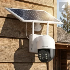Бяла безжична 4G соларна камера FipTec със соларен панел, монтирана на дървена фасада, осигуряваща автономно видеонаблюдение, надеждна защита и пълно спокойствие за вашия имот или отдалечен обект.