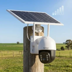Бяла безжична соларна камера FipTec с 4G свързаност, монтирана на дървен стълб в открита местност, осигуряваща надеждна автономна защита и пълно спокойствие за отдалечени обекти чрез силен сигнал.