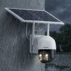 Външна безжична соларна камера FipTec, монтирана на стена под силен дъжд, показваща изключителна водоустойчивост и надеждна защита за вашия дом и пълно спокойствие при всяко време.