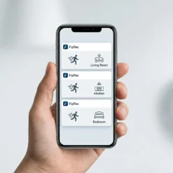 Ръка държи смартфон, показващ известия от приложението FipTec за засечено движение в хола, кухнята и спалнята. Осигурете си цялостна смарт охрана и пълен контрол за вашето спокойствие.
