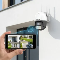 Външна WiFi камера FipTec, монтирана на бяла фасада, предаваща картина на живо към смартфон за лесно наблюдение на дома. Осигурете си надеждна защита и постоянно спокойствие за вашето семейство и имот.