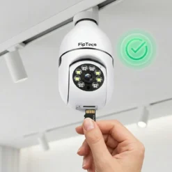 Ръка, поставяща MicroSD карта в бяла смарт WiFi камера FipTec под формата на крушка, илюстрираща лесното локално съхранение на данни. Осигурете си надеждна охрана и интелигентна сигурност за вашето пълно спокойствие чрез сигурен запис на всяко важно събитие директно в устройството.