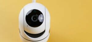 ip camera заснета в близък план на жълт фон