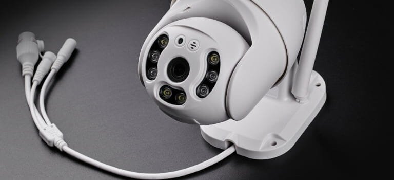 wifi cam заснета от близо на черен фон