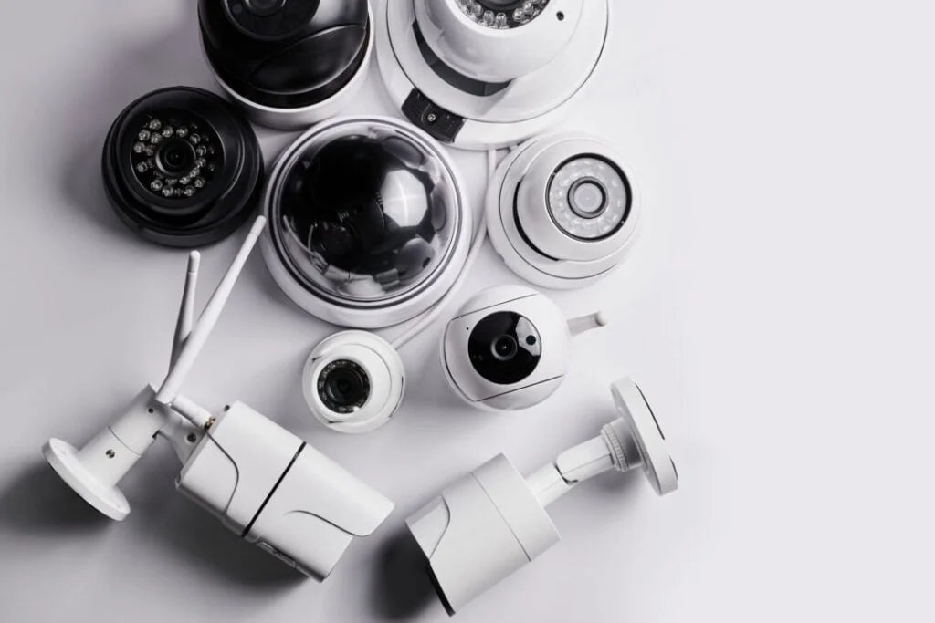 Много различни модели камери за видеонаблюдение подредени на бял фон