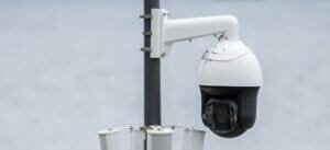 външна wifi камера монтирана на стълб на сив фон