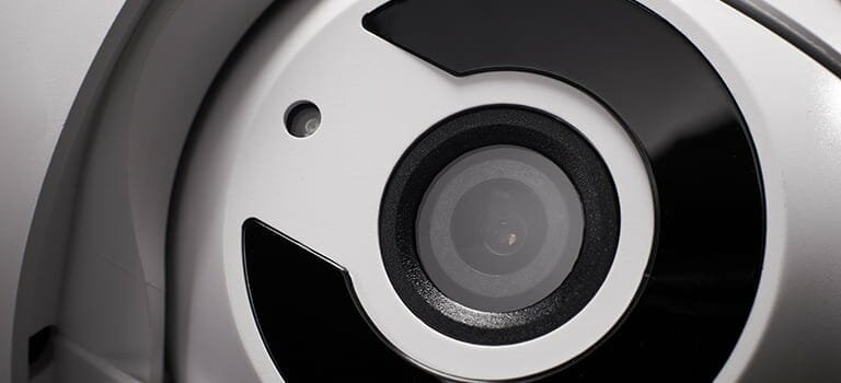 обектива на въртяща камера заснет в много близък план