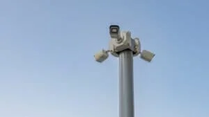 3 камери монтирани на висок стълб