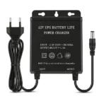 Компактна черна UPS батерия FipTec 12V за аварийно захранване на камери, включваща захранващ кабел и DC накрайник. Гарантирайте си постоянна сигурност и лесен контрол върху вашата домашна защита.