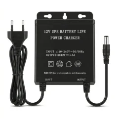 Компактна черна UPS батерия FipTec 12V за аварийно захранване на камери, включваща захранващ кабел и DC накрайник. Гарантирайте си постоянна сигурност и лесен контрол върху вашата домашна защита.