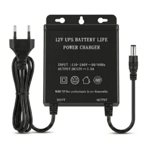 Компактна черна UPS батерия FipTec 12V за аварийно захранване на камери, включваща захранващ кабел и DC накрайник. Гарантирайте си постоянна сигурност и лесен контрол върху вашата домашна защита.