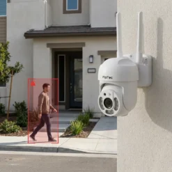 Външна безжична камера FipTec LO11, монтирана на бяла стена, засича движение на преминаващ човек пред къща чрез интелигентен сензор. Тази система за охрана осигурява надеждна защита и постоянно спокойствие.