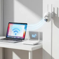 Лайфстайл снимка на бяла WiFi камера FipTec LO11, монтирана на стена, илюстрираща бърза 5GHz връзка с рутер. Модерната система за охрана носи сигурност и пълно спокойствие за вашия дом.