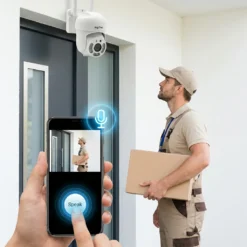 Ръка държи смартфон с мобилно приложение, илюстриращо разговор с куриер през външна WiFi камера FipTec. Двупосочното аудио осигурява лесен контрол и надеждна защита за вашето семейно спокойствие.