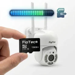 Ръка държи 128GB MicroSD карта памет FipTec пред бяла външна WiFi камера, илюстрирайки възможността за локален запис. Тази интелигентна охрана осигурява надеждна защита и дълготрайно спокойствие за дома.