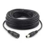 Черен захранващ удължителен кабел FipTec с дължина 5 метра, навит върху бяла повърхност. Позволява лесен монтаж на всяка охранителна камера за надеждна защита и пълно спокойствие във вашия дом.