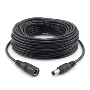 Черен захранващ удължителен кабел FipTec с дължина 5 метра, навит върху бяла повърхност. Позволява лесен монтаж на всяка охранителна камера за надеждна защита и пълно спокойствие във вашия дом.