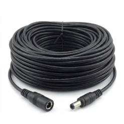 Професионален черен DC захранващ удължителен кабел FipTec с дължина 15 метра, навит на бял фон. Идеален аксесоар за вашите камери за видеонаблюдение, осигуряващ надеждна защита и спокойствие за дома.