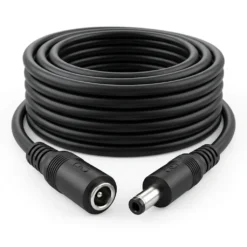 Черен DC захранващ удължителен кабел FipTec от PVC, навит професионално на бял фон. Идеален за отдалечен монтаж на камери за сигурност, осигуряващ лесен контрол и пълна защита на дома.