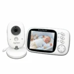 Смарт видео бебефон FipTec с безжична камера и преносим монитор на бял фон. Екранът показва спящо бебе, осигурявайки пълно спокойствие и надеждна защита за вашето семейство.