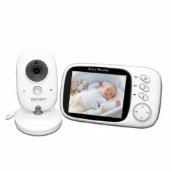 Смарт видео бебефон FipTec с безжична камера и преносим монитор на бял фон. Екранът показва спящо бебе, осигурявайки пълно спокойствие и надеждна защита за вашето семейство.
