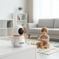 Въртяща се смарт камера FipTec на скрин, осигуряваща 360-градусово наблюдение на играещо бебе във всекидневна. Дискретна сигурност и денонощно спокойствие за вашето семейство.