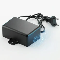 Черен смарт захранващ адаптер FipTec на бял фон с графичен символ за включване, осигуряващ стабилна работа на вашите охранителни камери за непрекъсната защита и пълна сигурност на дома.