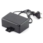 Водоустойчив захранващ адаптер FipTec в черен цвят, заснет на бял фон, идеален за външно захранване на охранителни камери, гарантиращ дълготрайна работа и сигурност за дома.