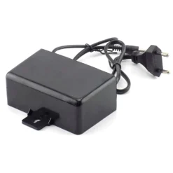 Водоустойчив захранващ адаптер FipTec в черен цвят, заснет на бял фон, идеален за външно захранване на охранителни камери, гарантиращ дълготрайна работа и сигурност за дома.