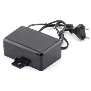 Водоустойчив захранващ адаптер FipTec в черен цвят, заснет на бял фон, идеален за външно захранване на охранителни камери, гарантиращ дълготрайна работа и сигурност за дома.