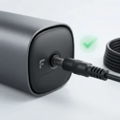 Свързване на захранващ кабел към охранителна WiFi камера FipTec, илюстрирано със зелена отметка за успешна инсталация. Тази лесна настройка гарантира непрекъсната защита на вашия дом и пълно спокойствие.