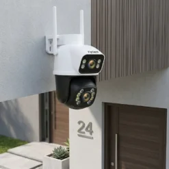 Външна двуобективна WiFi камера FipTec, монтирана на фасадата на модерна къща, осигуряваща надеждна защита и широкообхватно видеонаблюдение за вашето пълно спокойствие и лесен контрол на сигурността.