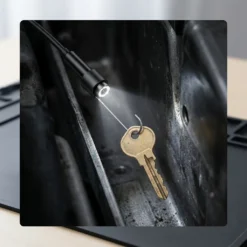 Ендоскопска камера FipTec с приставка кука изважда изгубен ключ от тясно и тъмно пространство, демонстрирайки практическото приложение на аксесоарите за надеждна работа и вашето пълно спокойствие.