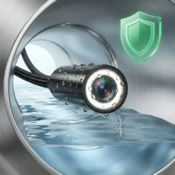 Ендоскопска камера FipTec с LED осветление, частично потопена във вода вътре в метална тръба, със зелена икона на щит, демонстрираща превъзходна водоустойчивост за надеждна инспекция и пълно спокойствие.